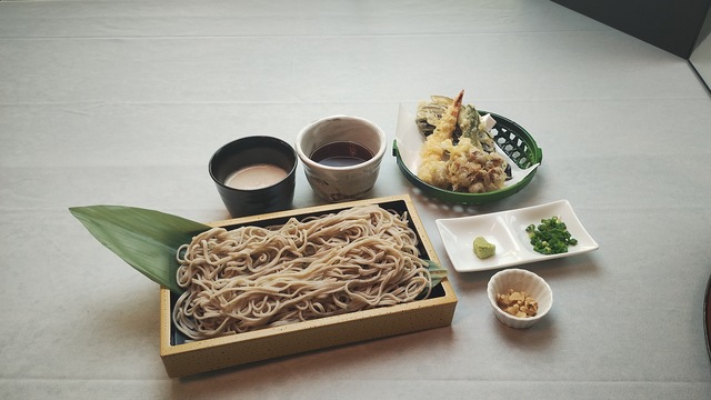 くるみ出汁のもり蕎麦と天麩羅