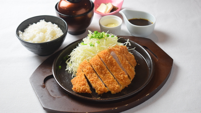 野沢菜にんにく醤油ダレの鉄板ジュウジュウカツ膳